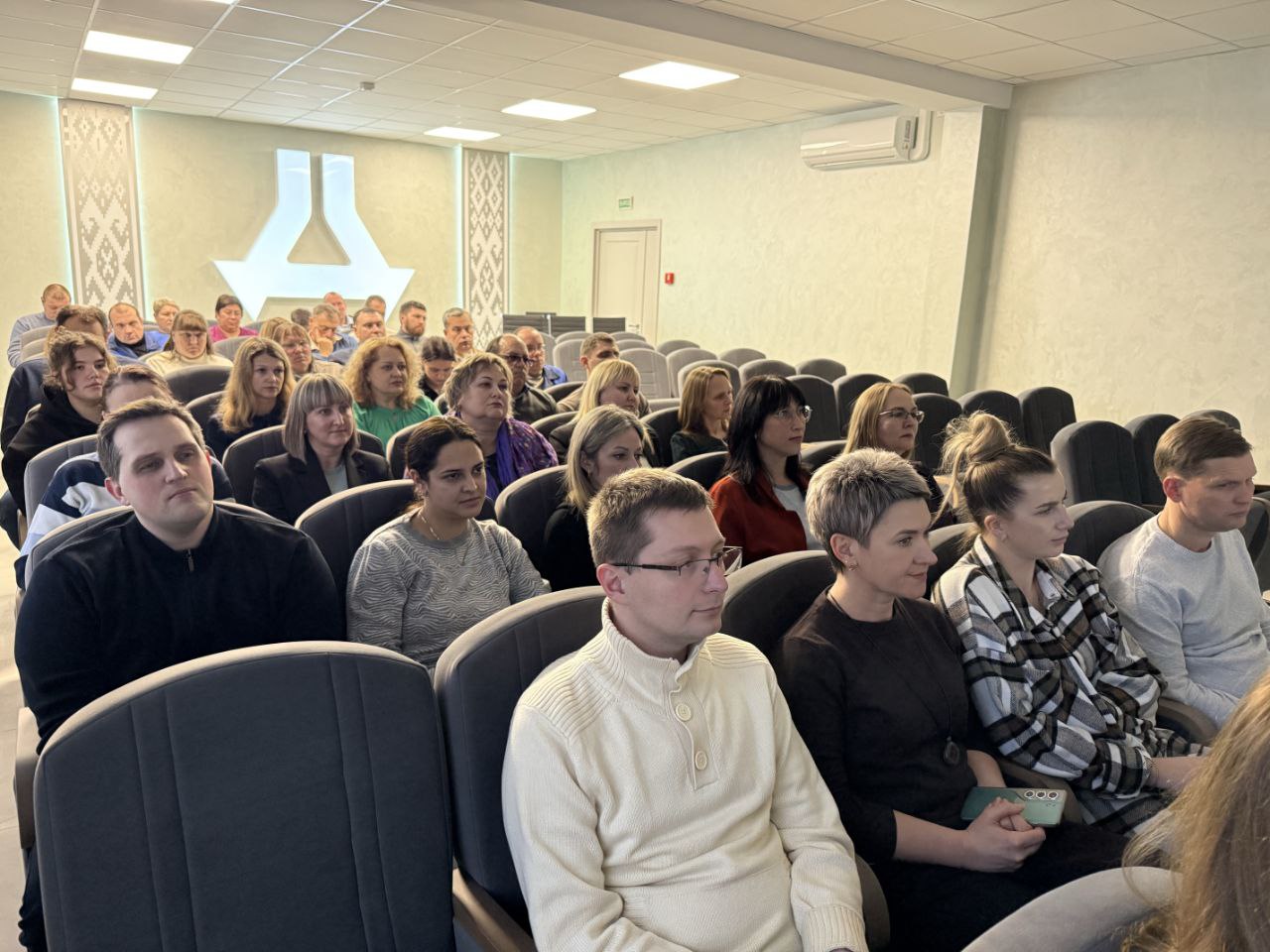 Сёння супрацоўнікі ААТ "Даламіт" уважліва сачылі за прамой трансляцыяй звароту Прэзідэнта Рэспублікі Беларусь.