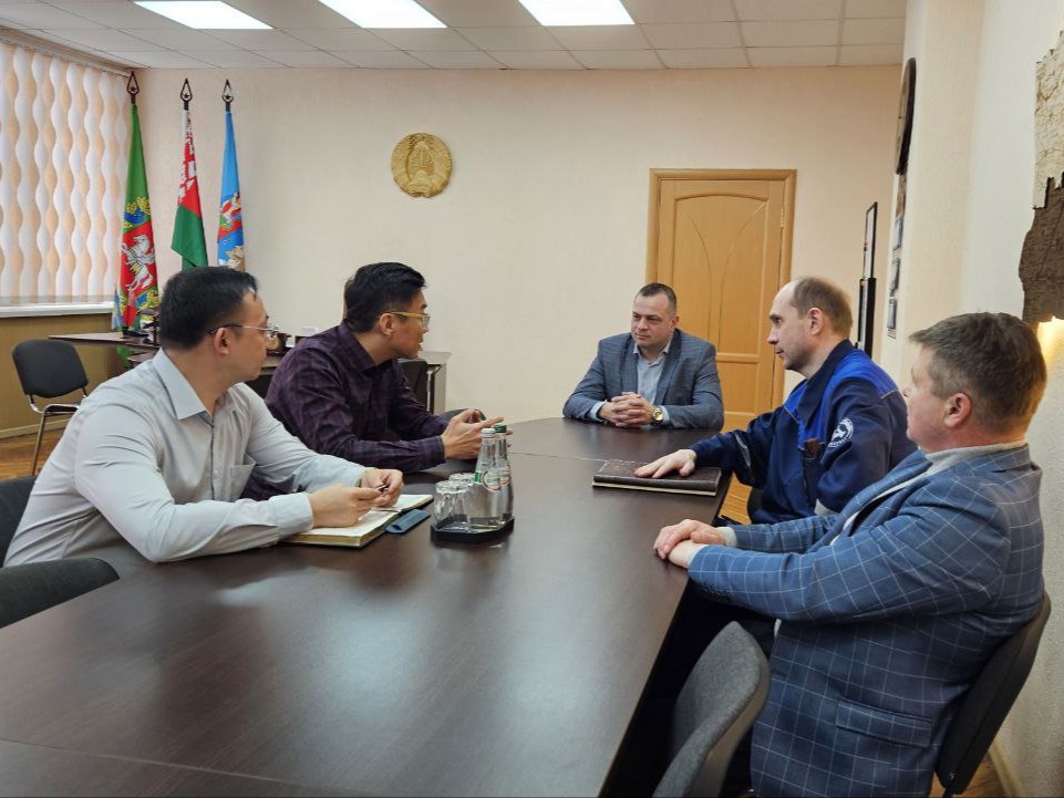 29.01.2026 з рабочым візітам у ААТ "Даламіт" прыбылі кіраўнік прадстаўніцтва кампаніі CUEC у Беларусі.