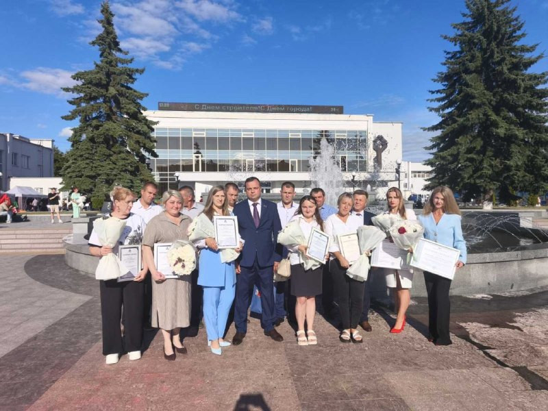 Генеральный директор ОАО «Доломит» вручил заслуженные награды лучшим работникам предприятия.