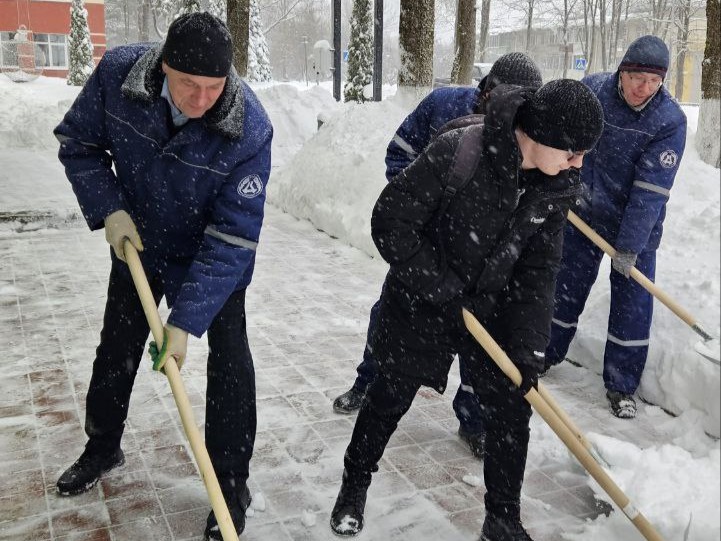 На перадавой - работнікі і тэхніка ААТ "Даламіт". Снегаўборачныя работы вядуцца кругласутачна.