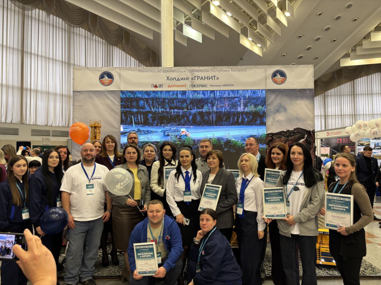 Чатыры насычаныя дні выставы «Адукацыя і кар'ера» ззаду.